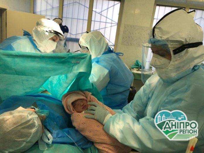 Лікувалась народними засобами до останнього: у Дніпрі рятують породіллю з малям