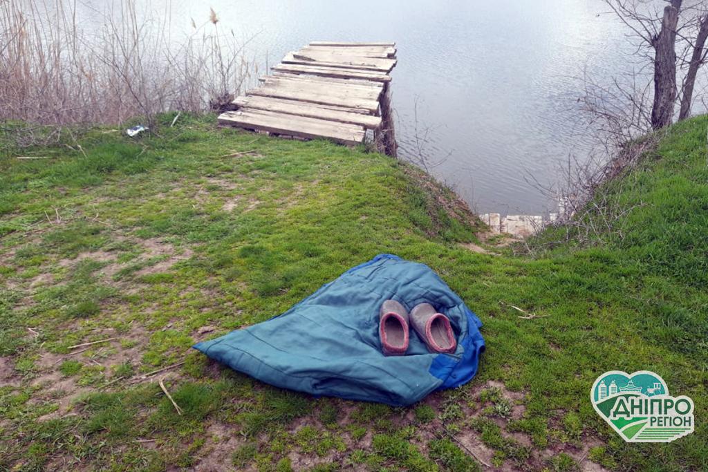 Під Дніпром труп пенсіонерки витягли з води, її речі лежали на березі (ФОТО)