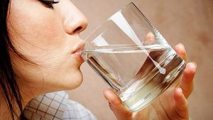 Дієтологи розповіли, у який час доби категорично не можна пити воду