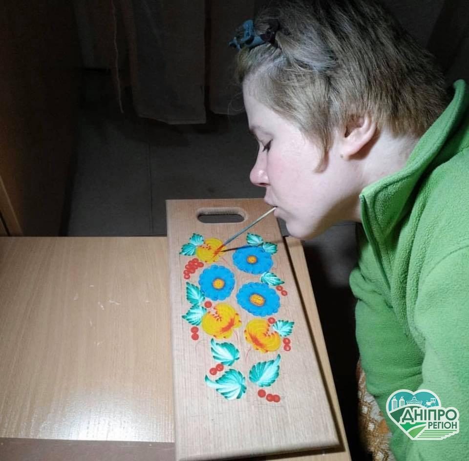 Талановита дніпрянка створює шедеври, тримаючи пензлик в зубах (ФОТО)