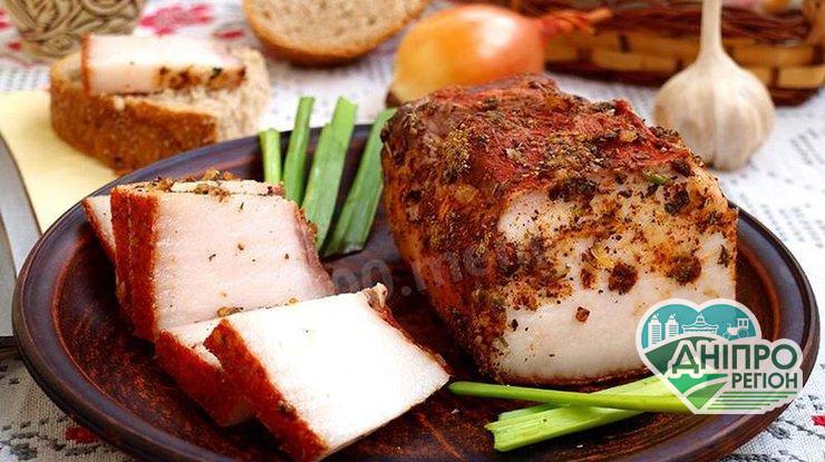 Іжте сало і забудете про стоматолога: кому щодня треба їсти сало У Дніпрі ще більше подорожчало сало: скільки коштує і чому на ринку його дефіцит