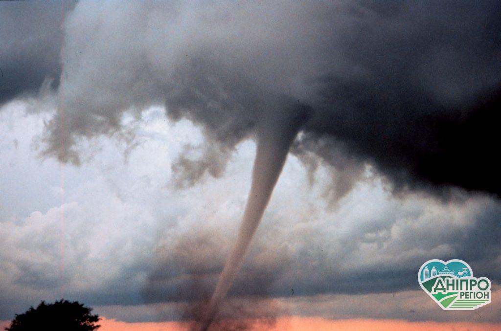 В Україні пронісся величезний смерч (ВІДЕО)