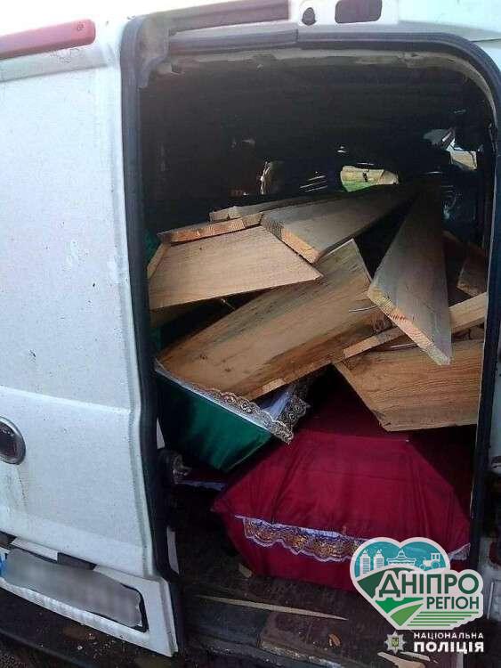 На трасі Миколаїв — Дніпро фургон з гробами небіжчиків померлих від COVID потрапив у ДТП (ФОТО/ВІДЕО)