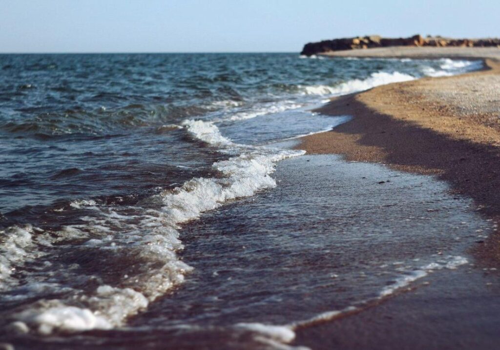 Травневі свята 2021: в мережі з'явилися відео з пляжів Азовського моря