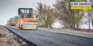 Працюють і вдень, і вночі: на Дніпропетровщині ремонтують трасу Знам’янка-Луганськ-Ізварине (ФОТО)