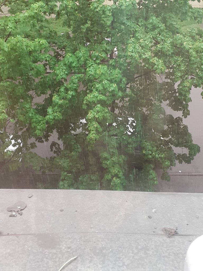 У Дніпрі дощ з градом: така погода, що господар собаку з дому не вигоне