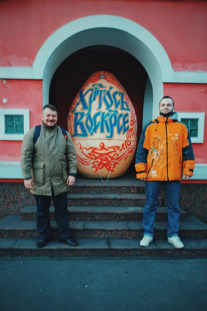 На Дніпропетровщині створили й розписали гігантське Великоднє яйце (ФОТО)