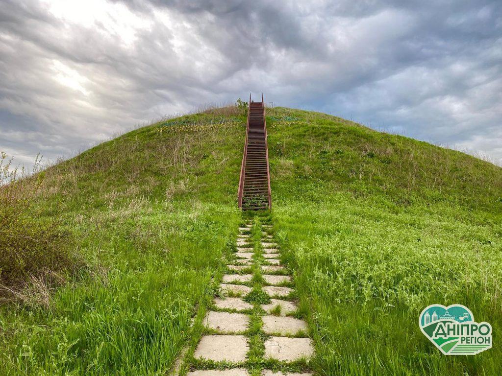 На Дніпропетровщині знаходиться найбільший курган у всій Євразії: надзвичайна історія (Фото) На Дніпропетровщині знаходиться найбільший курган у всій Євразії: надзвичайна історія (Фото)