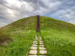 На Дніпропетровщині знаходиться найбільший курган у всій Євразії: надзвичайна історія (Фото)