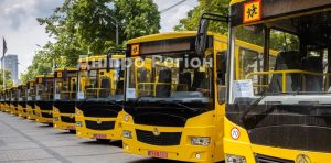 Школи Дніпропетровщини отримали 26 нових автобусів: кому пощастило (ФОТО)
