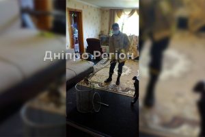 Обережно! На Дніпропетровщині змії лізуть до людей в хату (ФОТО)