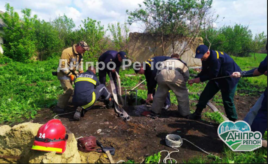 Спецоперація: як у Кривому Розі співробітники ДСНС рятували теля (Фото, ВІДЕО) Спецоперація: у Кривому Розі співробітники ДСНС дістали теля із занедбаного колодязя (Фото, ВІДЕО)