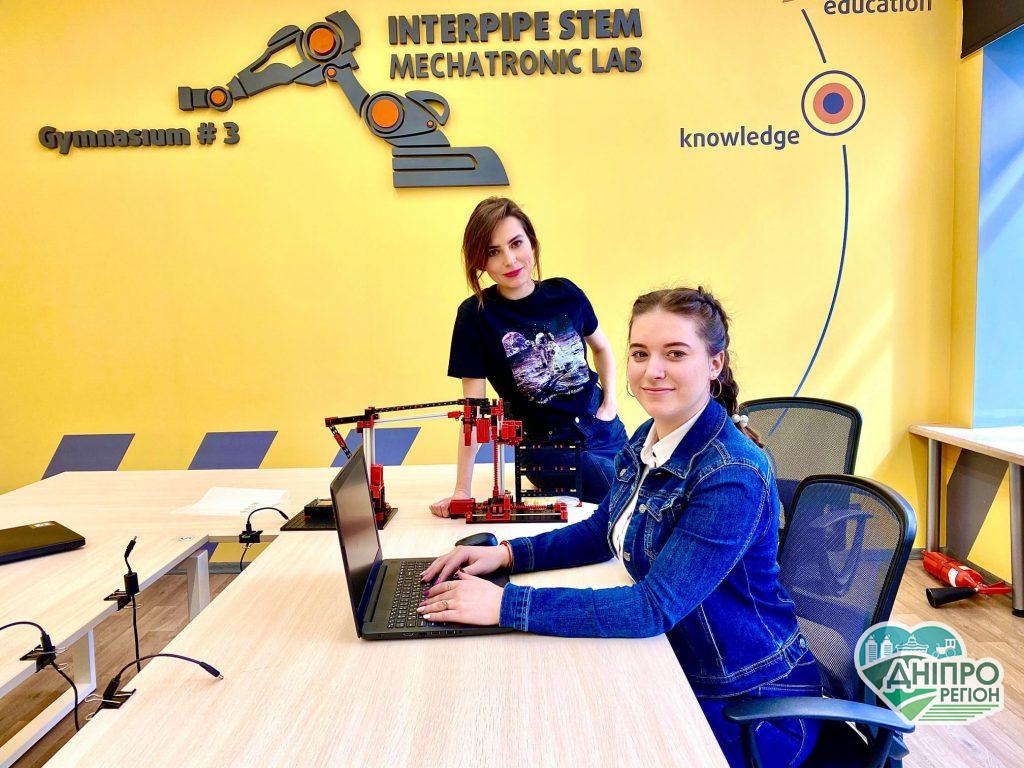 У Дніпрі школярка за добу винайшла робота, який привозить продукти з супермаркету