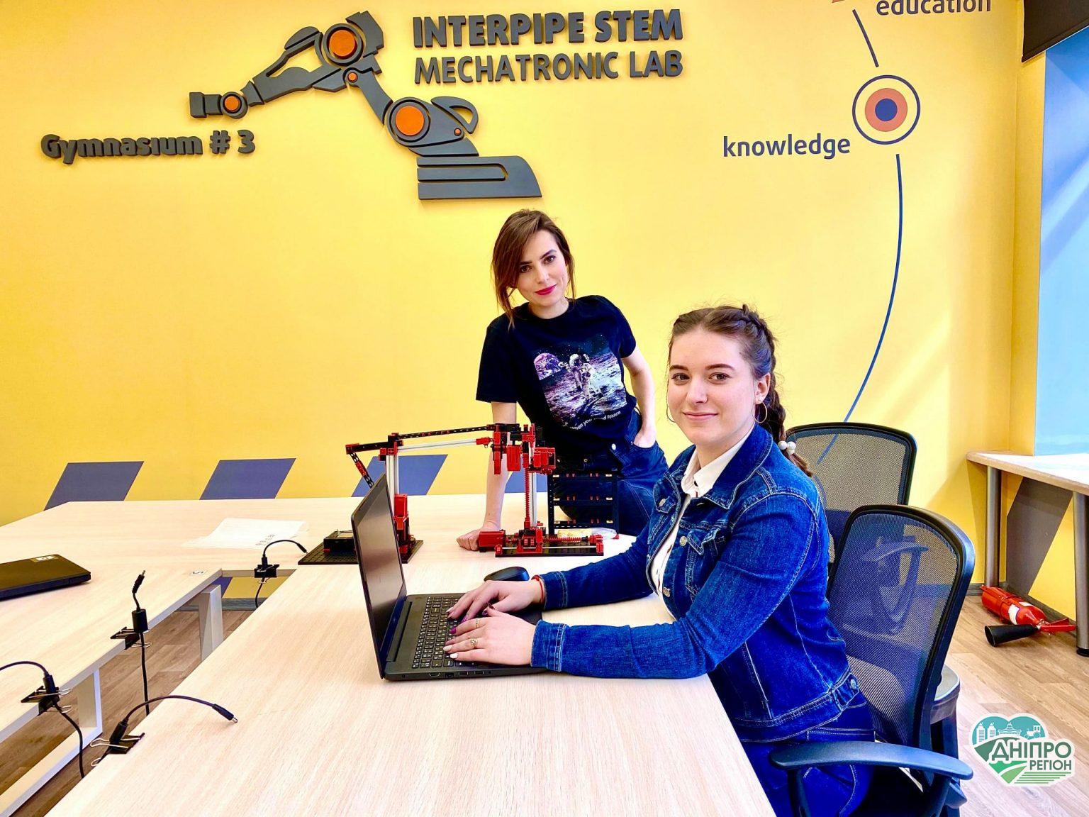 У Дніпрі школярка за добу винайшла робота, який привозить продукти з супермаркету У Дніпрі школярка за добу винайшла робота, який привозить продукти з супермаркету