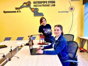 У Дніпрі школярка за добу винайшла робота, який привозить продукти з супермаркету
