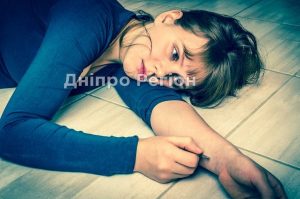 У Павлограді 5 “мажорів” познущались над дівчиною і відео виклали в соцмережі: вона порізала собі вени