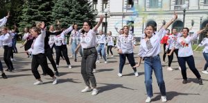 На Дніпропетровщині день вишиванки розпочали із танцювального флешмобу (ФОТОРЕПОРТАЖ)