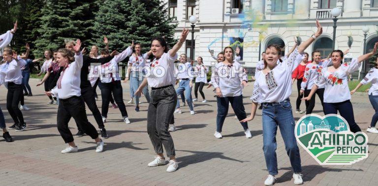 На Дніпропетровщині день вишиванки розпочали із танцювального флешмобу (ФОТОРЕПОРТАЖ)