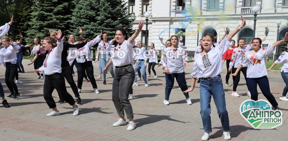 На Дніпропетровщині день вишиванки розпочали із танцювального флешмобу (ФОТОРЕПОРТАЖ) На Дніпропетровщині день вишиванки розпочали із танцювального флешмобу (ФОТОРЕПОРТАЖ)