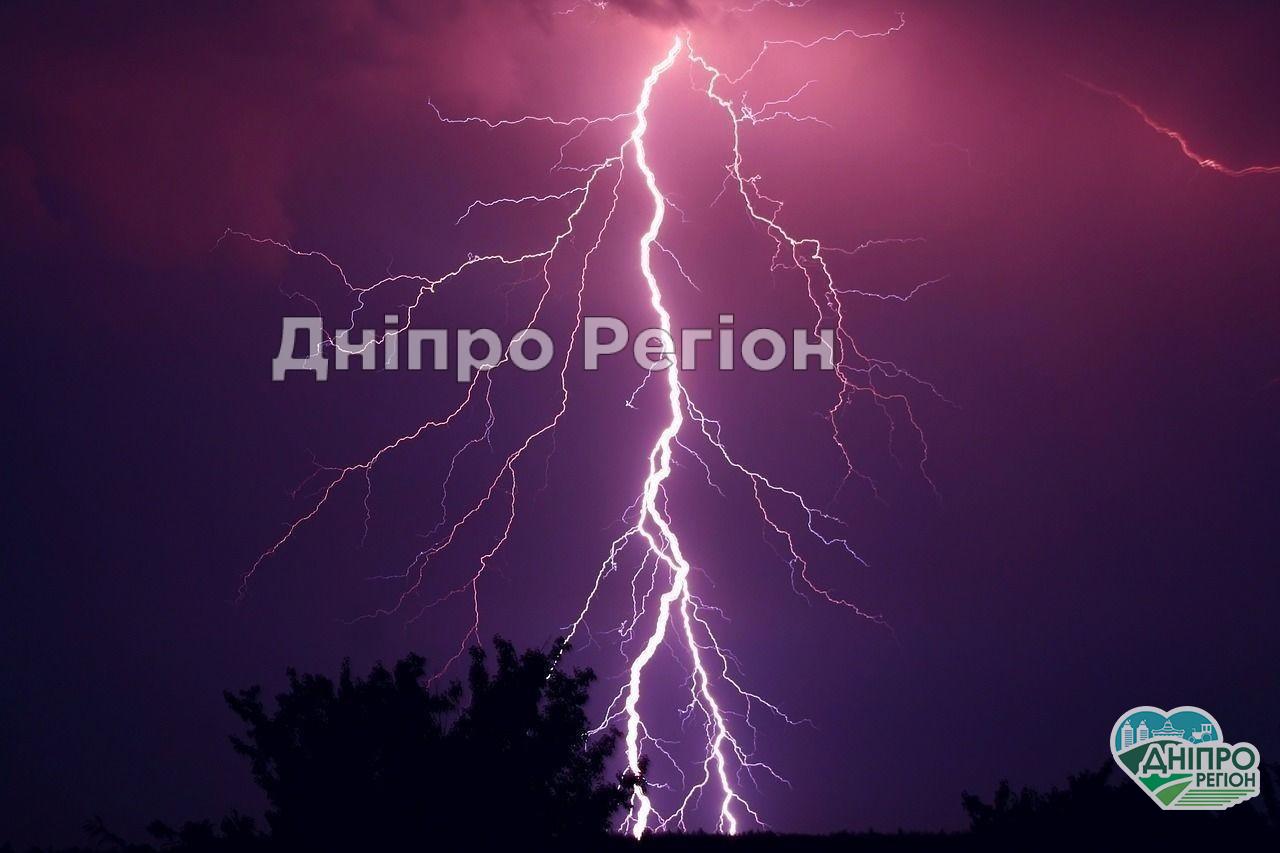 Миттєва смерть: на Дніпропетровщині блискавка вбила чоловіка, який їхав на велосипеді