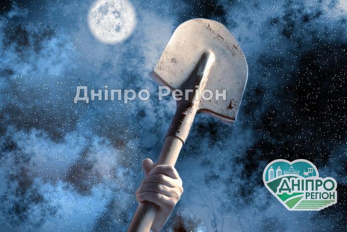 Лопатою по голові заради 2000 грн: на Дніпропетровщині злодій вбив охоронця на очах у його 5-річного сина Лопатою по голові заради 2000 грн: на Дніпропетровщині злодій вбив чоловіка на очах у його 5-річного сина