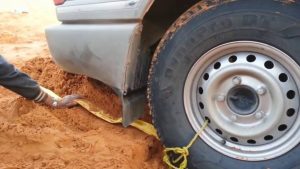 У Кирилівці водій на джипі застряг в піску на пляжі (відео 18+)