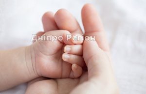 На Дніпропетровщині жінка народила дитину та закопала її у дворі