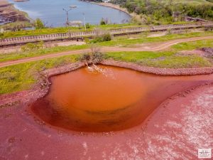 Яка краса: найбільше техногенне озеро з червоною водою в Кривому Розі (ФОТО)