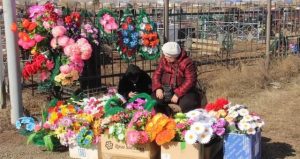 Священики просять не приносити на цвинтарі пластикові квіти