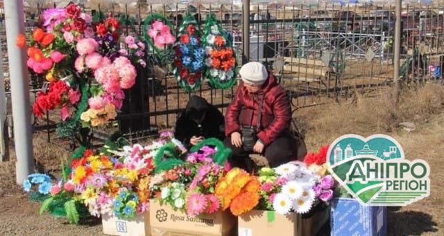 Священики просять не приносити на цвинтарі пластикові квіти Священики просять не приносити на цвинтарі пластикові квіти