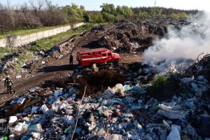 На Дніпропетровщині вже дві доби горить полігон побутових відходів (ФОТО)
