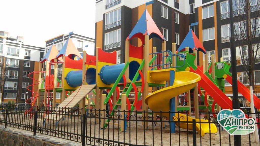 Паркани, урни чи тротуарна плитка: як ОСББ та ЖБК провести благоустрій прибудинкової території