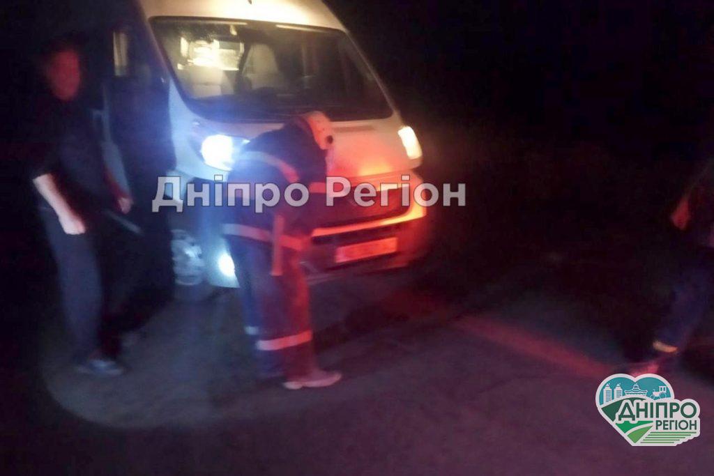 Їхали до хворого: на Дніпропетровщині рятувальники визволили карету швидкої з багнюки (ФОТО)