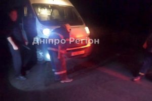 Їхали до хворого: на Дніпропетровщині рятувальники визволили карету швидкої з багнюки (ФОТО)