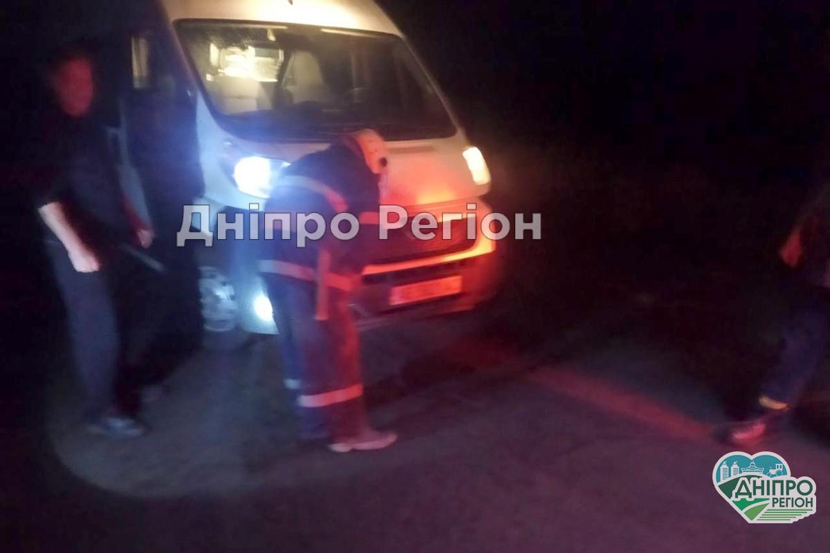 Їхали до хворого: на Дніпропетровщині рятувальники визволили карету швидкої з багнюки (ФОТО)