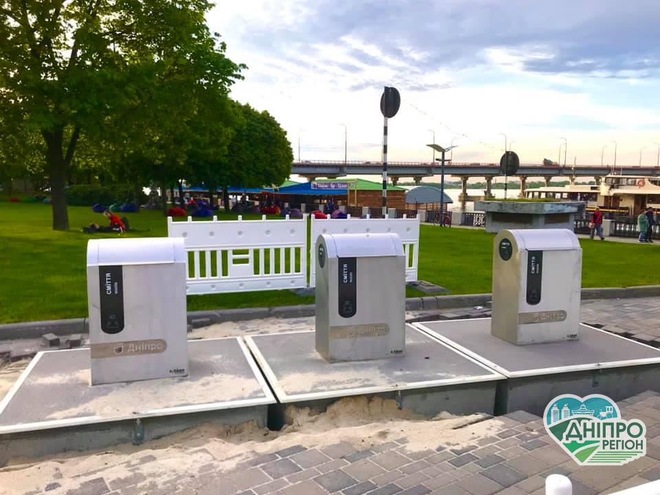 У Дніпрі встановили підземні контейнери для збору сміття (ФОТО)⠀ У Дніпрі встановили підземні контейнери для збору сміття (ФОТО)⠀