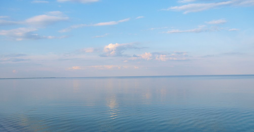 Травневі свята 2021: в мережі з'явилися відео з пляжів Азовського моря
