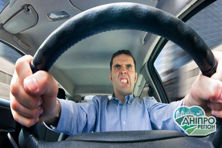 На Дніпропетровщині почали видавати нові водійські права, де є група крові і згода на донорство (ВІДЕО)