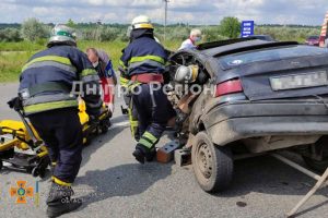 Серйозна ДТП на трасі Дніпро-Харків: рятувальники вирізали людей із понівечених авто (ФОТО)