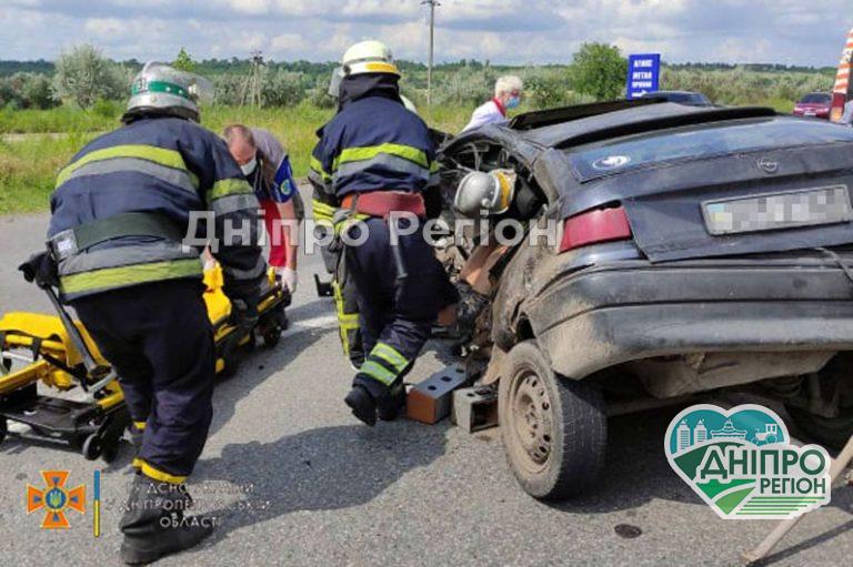 Серйозна ДТП на трасі Дніпро-Харків: рятувальники вирізали людей із понівечених авто (ФОТО)