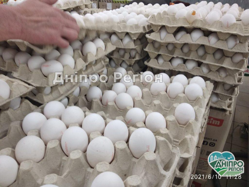 У Дніпрі впала ціна на яйця, люди беруть трафаретами (ФОТО) У Дніпрі впала ціна на яйця, люди беруть трафаретами (ФОТО)