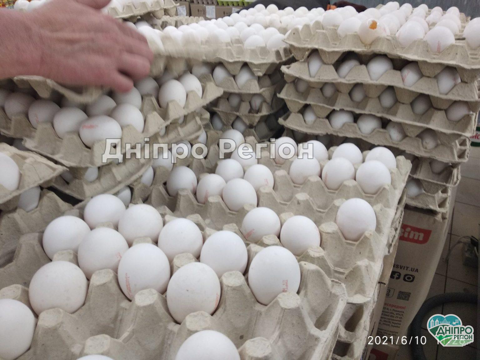 У Дніпрі впала ціна на яйця, люди беруть трафаретами (ФОТО)