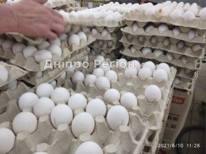 У Дніпрі впала ціна на яйця, люди беруть трафаретами (ФОТО)
