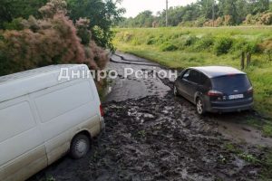 Витягли легкові авто, вантажівку та автобус: під Дніпром на грунтових дорогах застрягли машини (ФОТО)