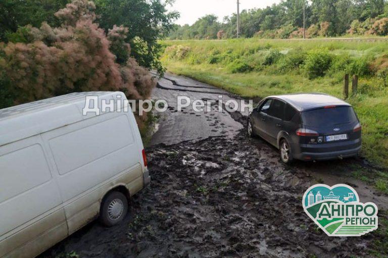 Витягли легкові авто, вантажівку та автобус: під Дніпром на грунтових дорогах застрягли машини (ФОТО)