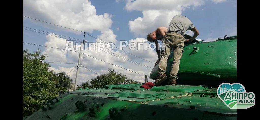 На Дніпропетровщині "металісти" розбирають танк, на якому воювали наші діди (ФОТО)
