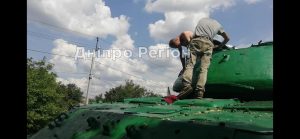 На Дніпропетровщині “металісти” розбирають танк, на якому воювали наші діди (ФОТО)
