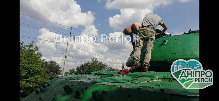 На Дніпропетровщині "металісти" розбирають танк, на якому воювали наші діди (ФОТО)