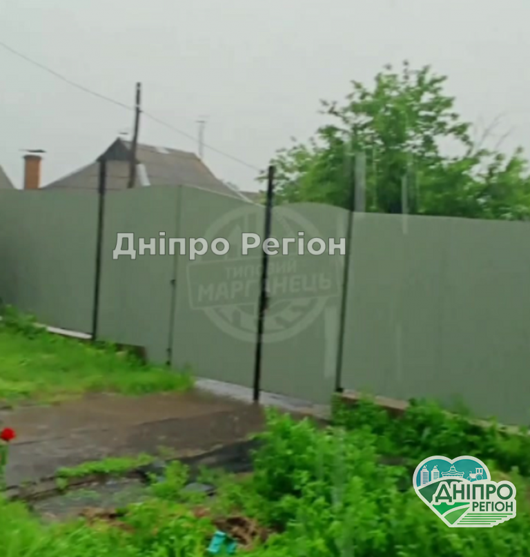 На Дніпропетровщині дівчину з телефоном в руках дивом не вбила блискавка (ВІДЕО)