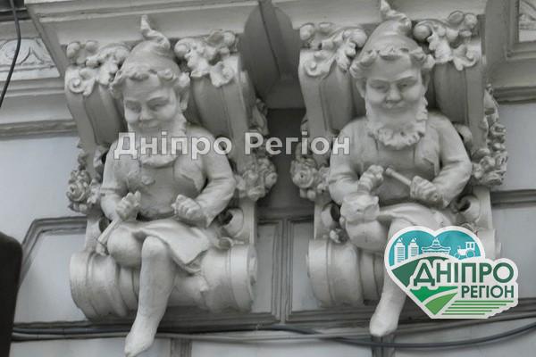 У Дніпрі в центрі місті руйнується пам`ятка архітектури – Будинок із гномами (ВІДЕО) У Дніпрі в центрі місті руйнується пам`ятка архітектури - Будинок із гномами (ВІДЕО)